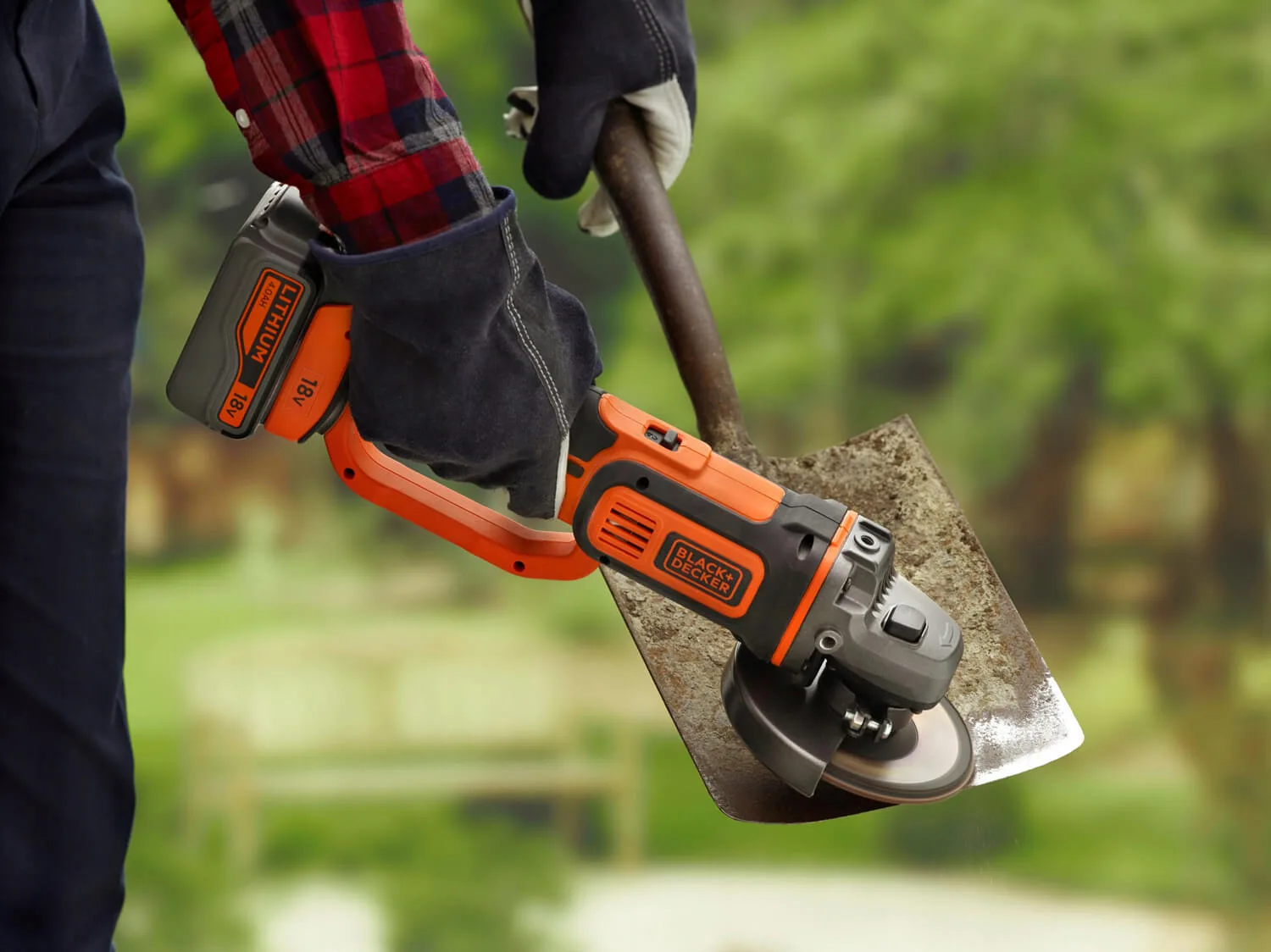 Угловая шлифовальная машина - аккумуляторная болгарка BLACK+DECKER BCG720N