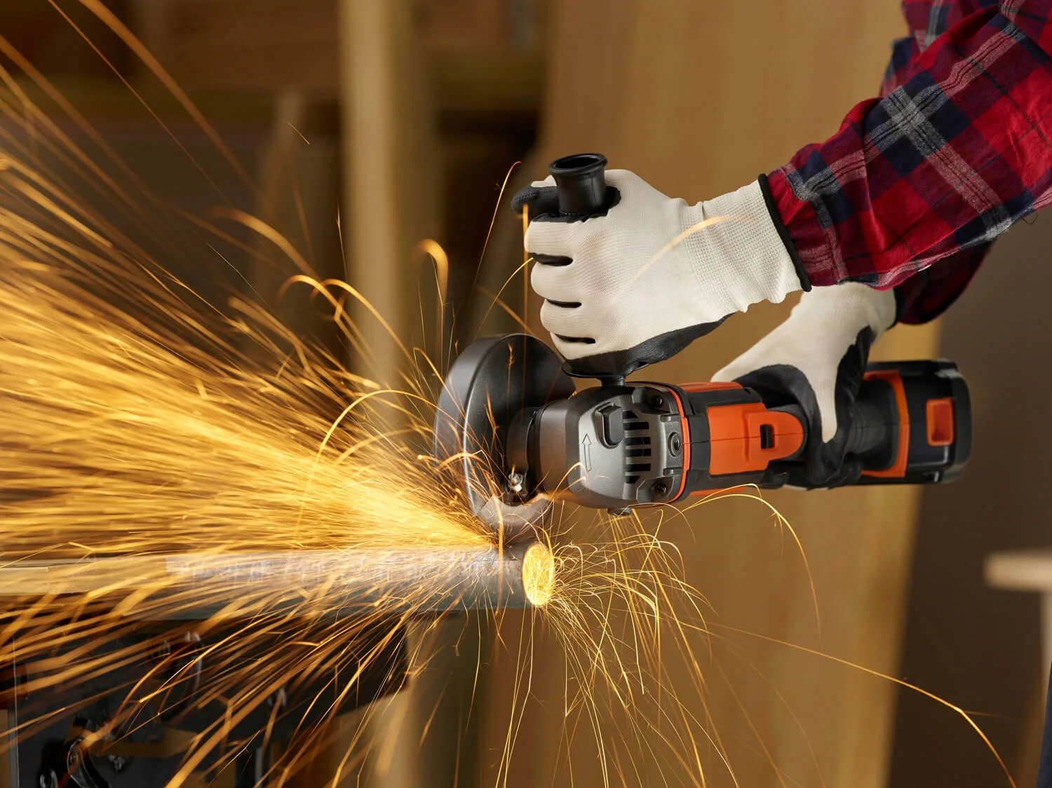 Угловая шлифовальная машина - аккумуляторная болгарка BLACK+DECKER BCG720N