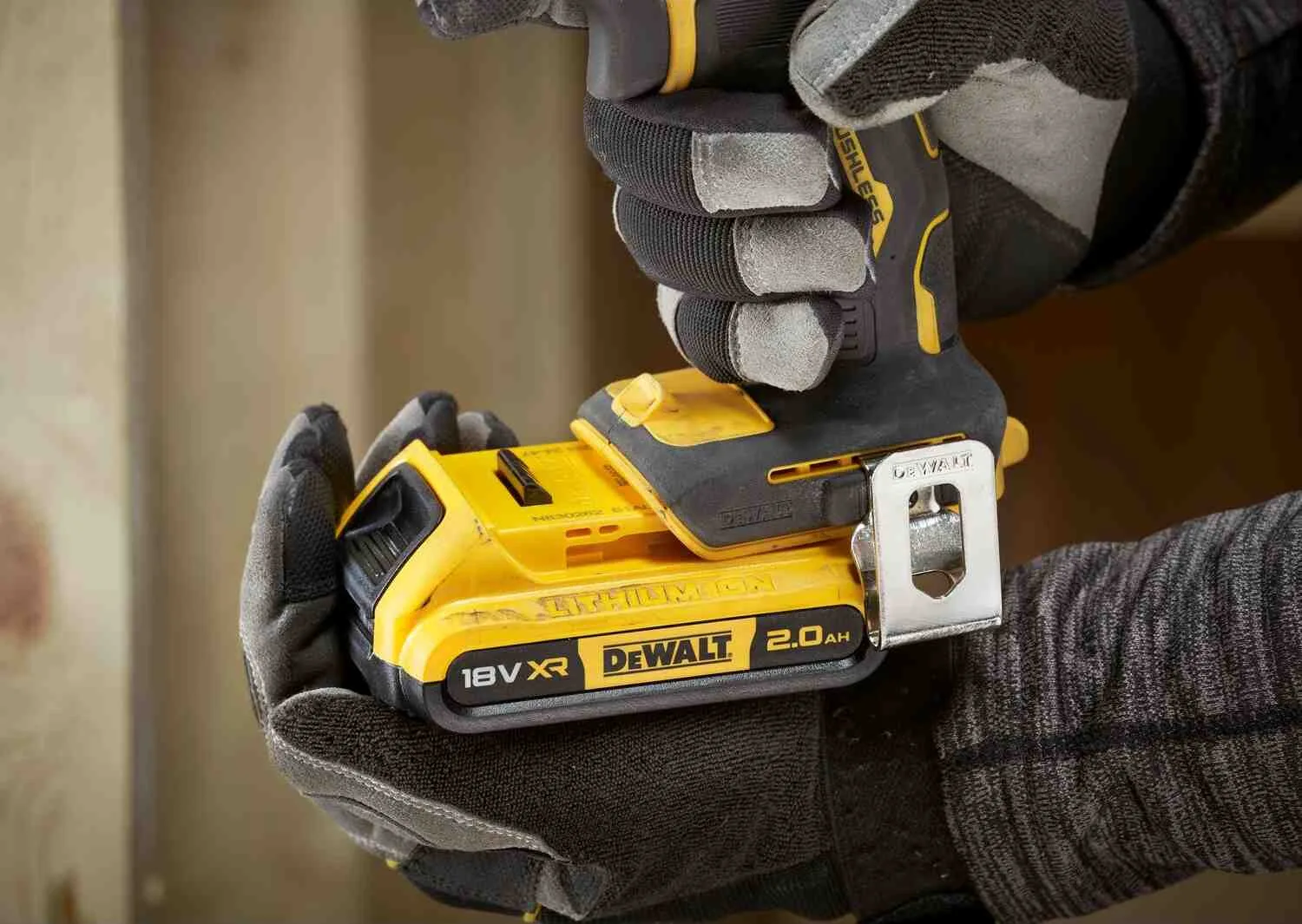 Аккумуляторный безщеточный дрель-шуруповерт DeWALT DCD794D2T