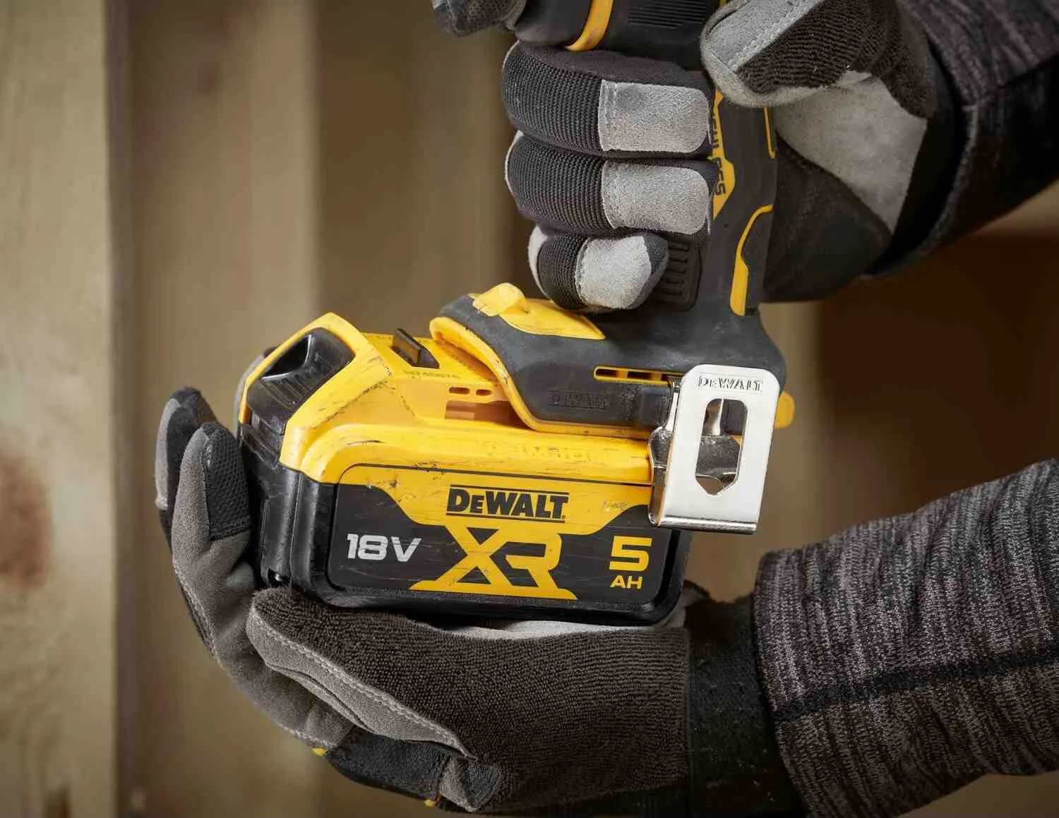Аккумуляторный безщеточный дрель-шуруповерт DeWALT DCD794P2T