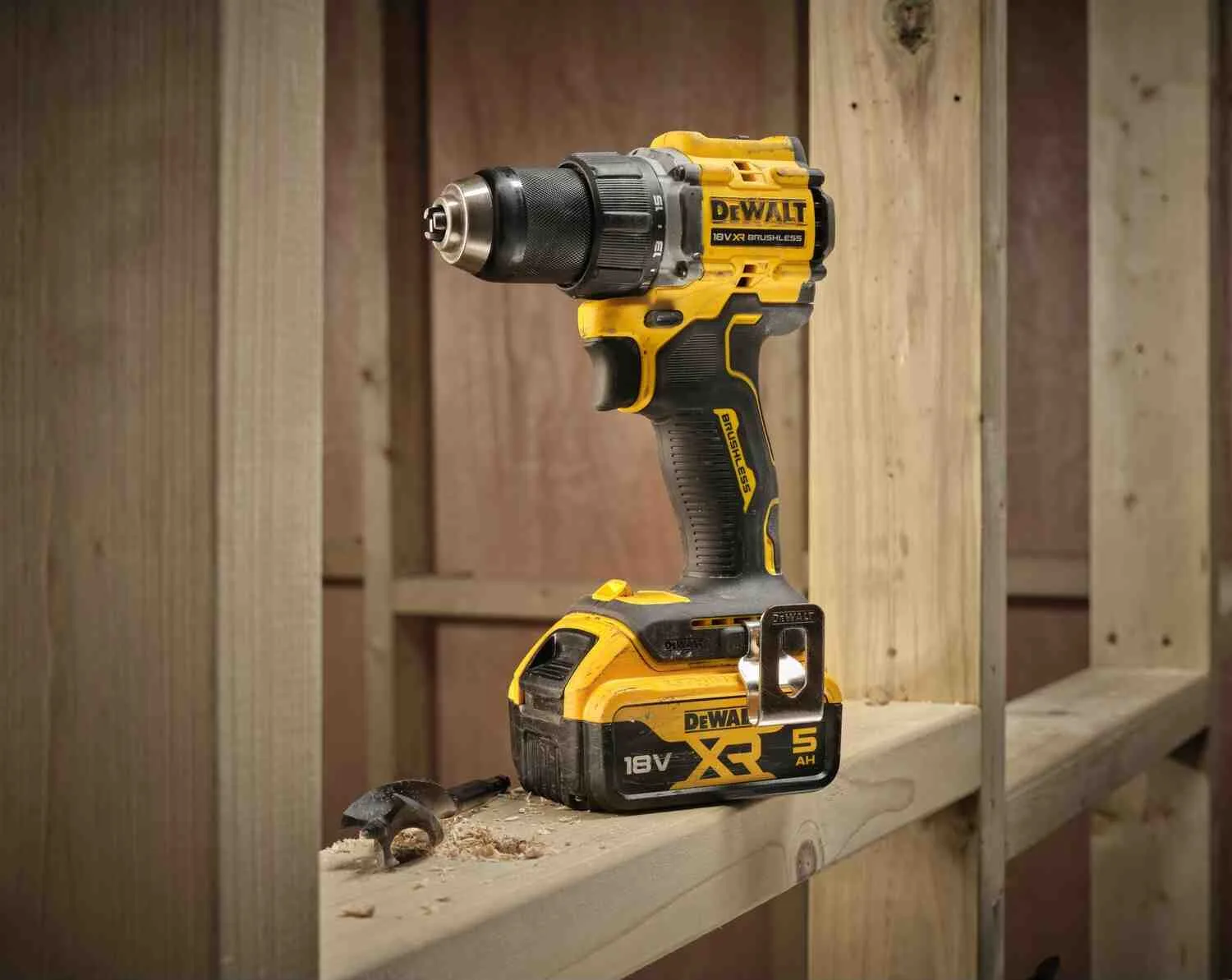 Аккумуляторный безщеточный дрель-шуруповерт DeWALT DCD794P2T