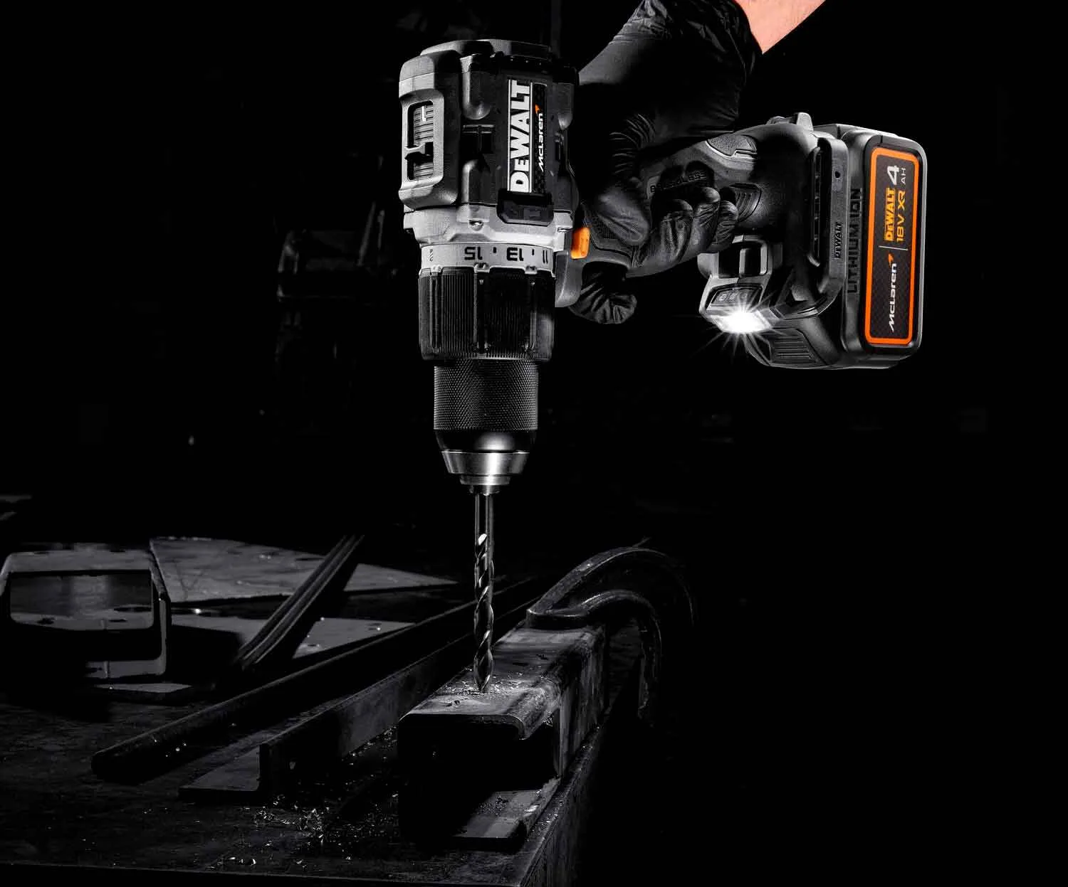 Ударный дрель-шуруповерт DeWALT DCD85MM2T, лимитированная серия McLaren F1 TEAM.