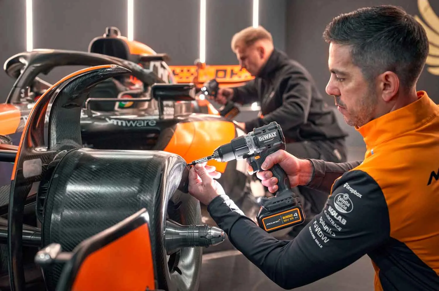 Ударный дрель-шуруповерт DeWALT DCD85MM2T, лимитированная серия McLaren F1 TEAM.