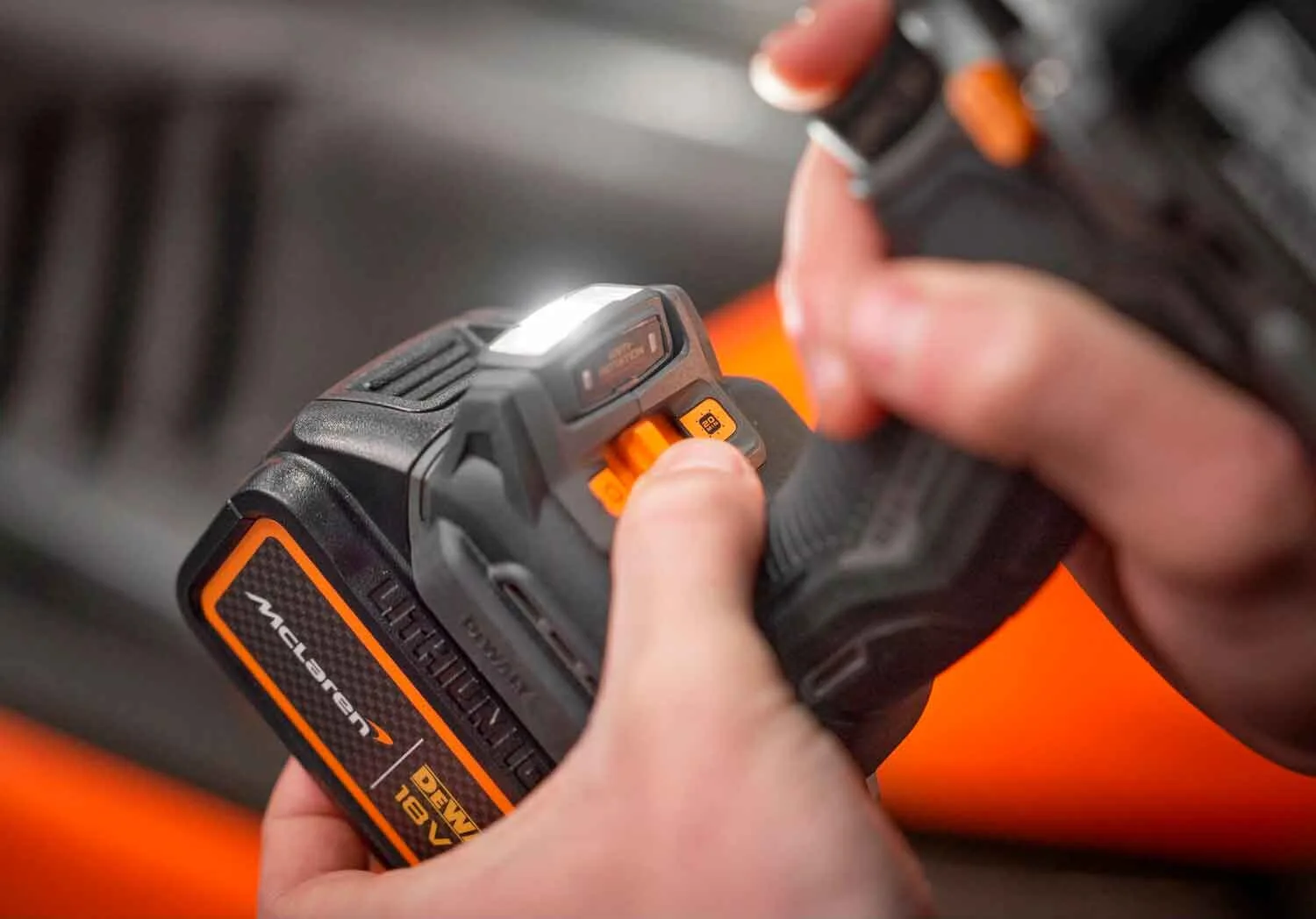 Ударный дрель-шуруповерт DeWALT DCD85MM2T, лимитированная серия McLaren F1 TEAM.