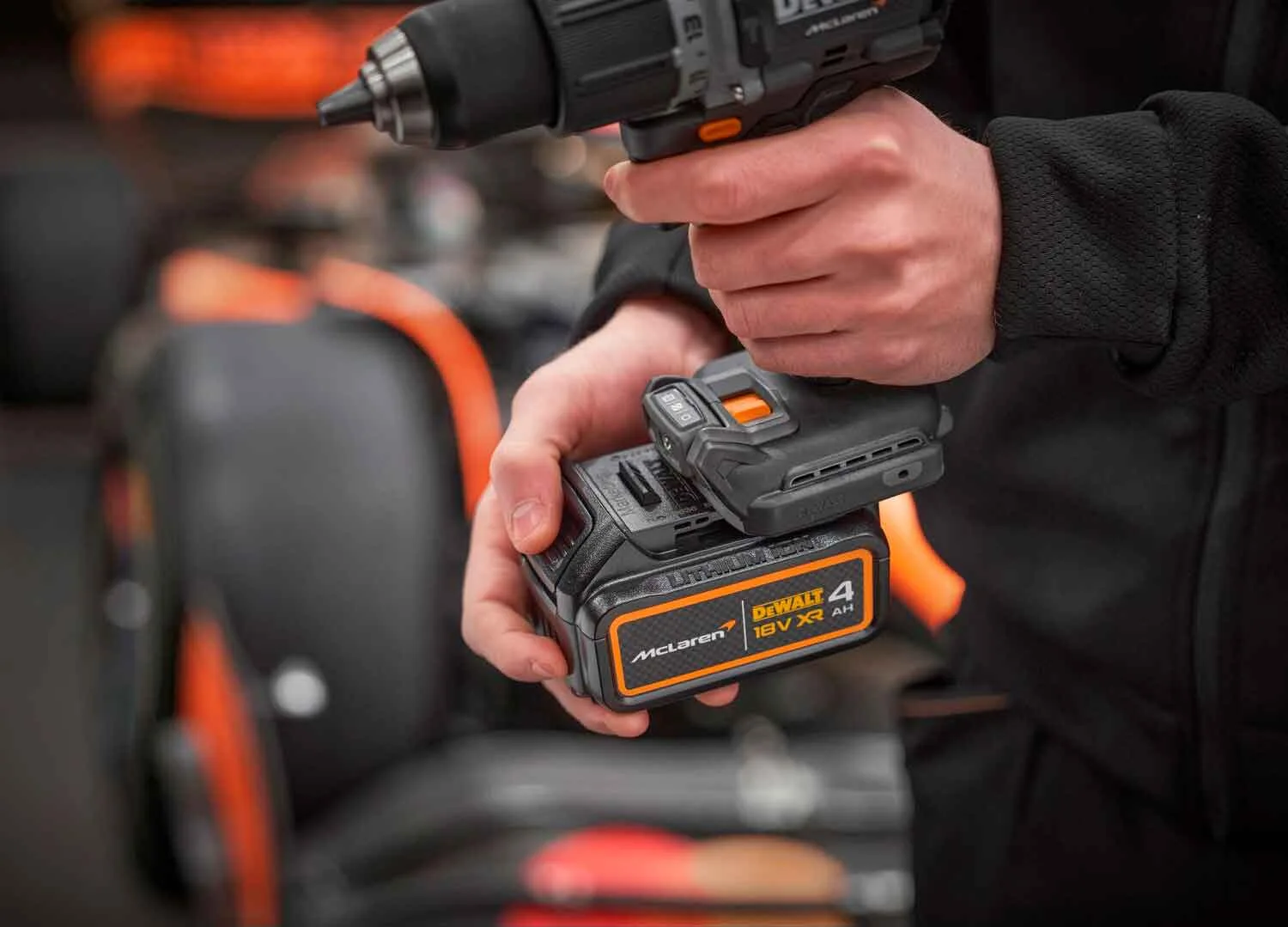 Ударный дрель-шуруповерт DeWALT DCD85MM2T, лимитированная серия McLaren F1 TEAM.