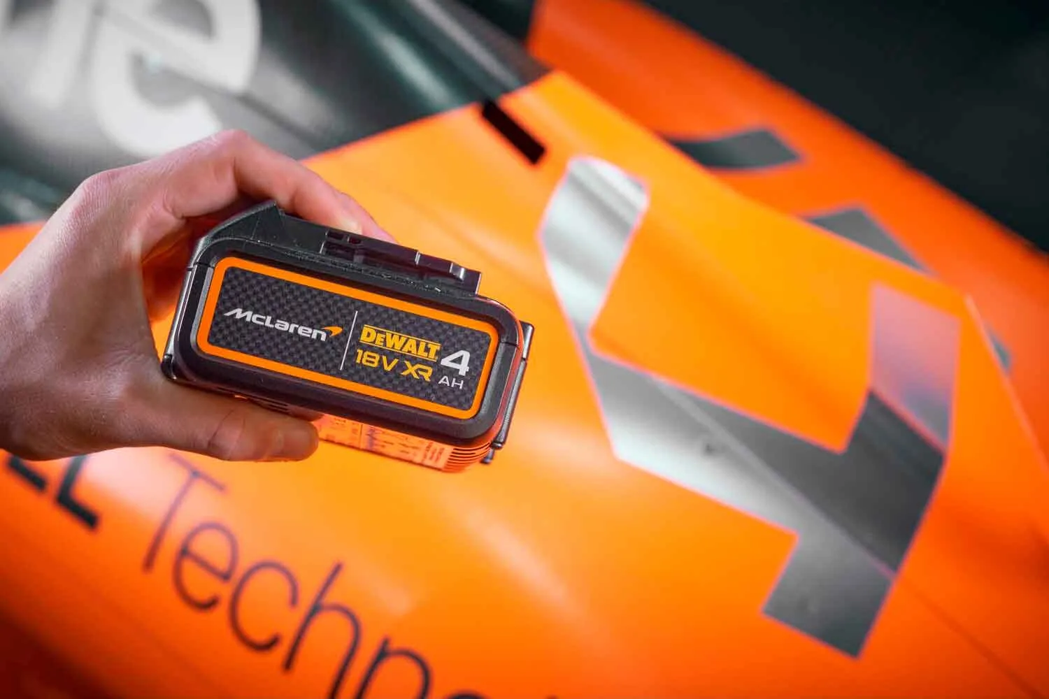 Ударный дрель-шуруповерт DeWALT DCD85MM2T, лимитированная серия McLaren F1 TEAM.