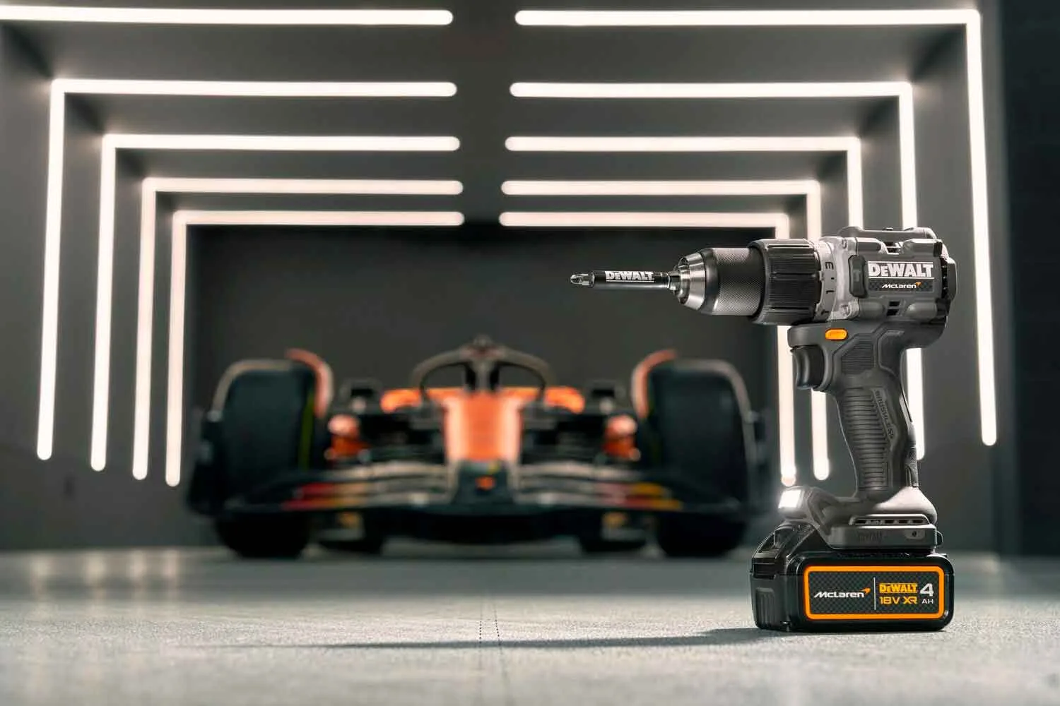 Ударный дрель-шуруповерт DeWALT DCD85MM2T, лимитированная серия McLaren F1 TEAM.
