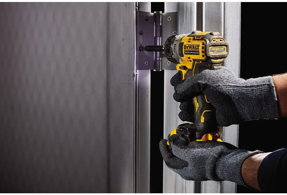 Аккумуляторный безщеточный шуруповерт DeWALT DCF601D2