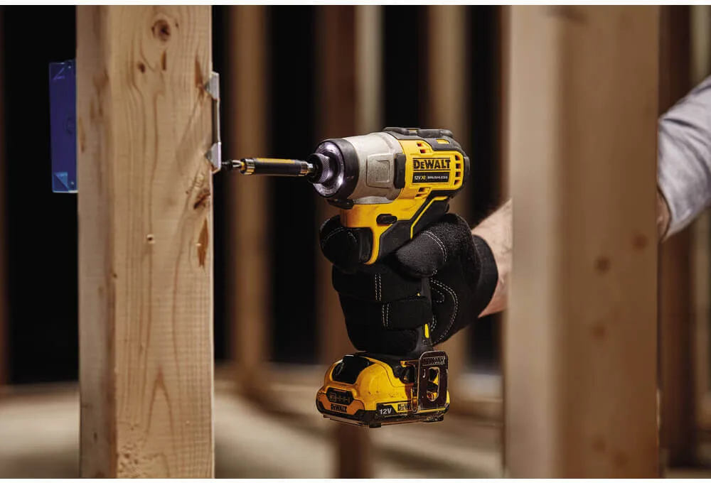 Аккумуляторный ударный безщеточный шуруповерт DeWALT DCF801D2