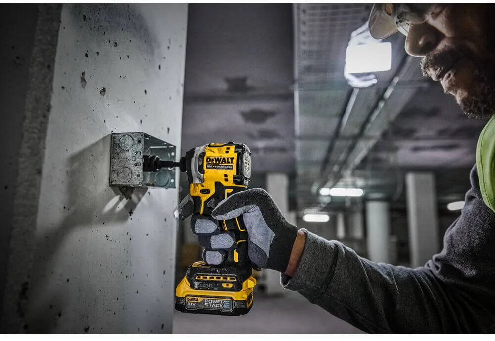 Аккумуляторный ударный безщеточный шуруповерт DeWALT DCF850E1T