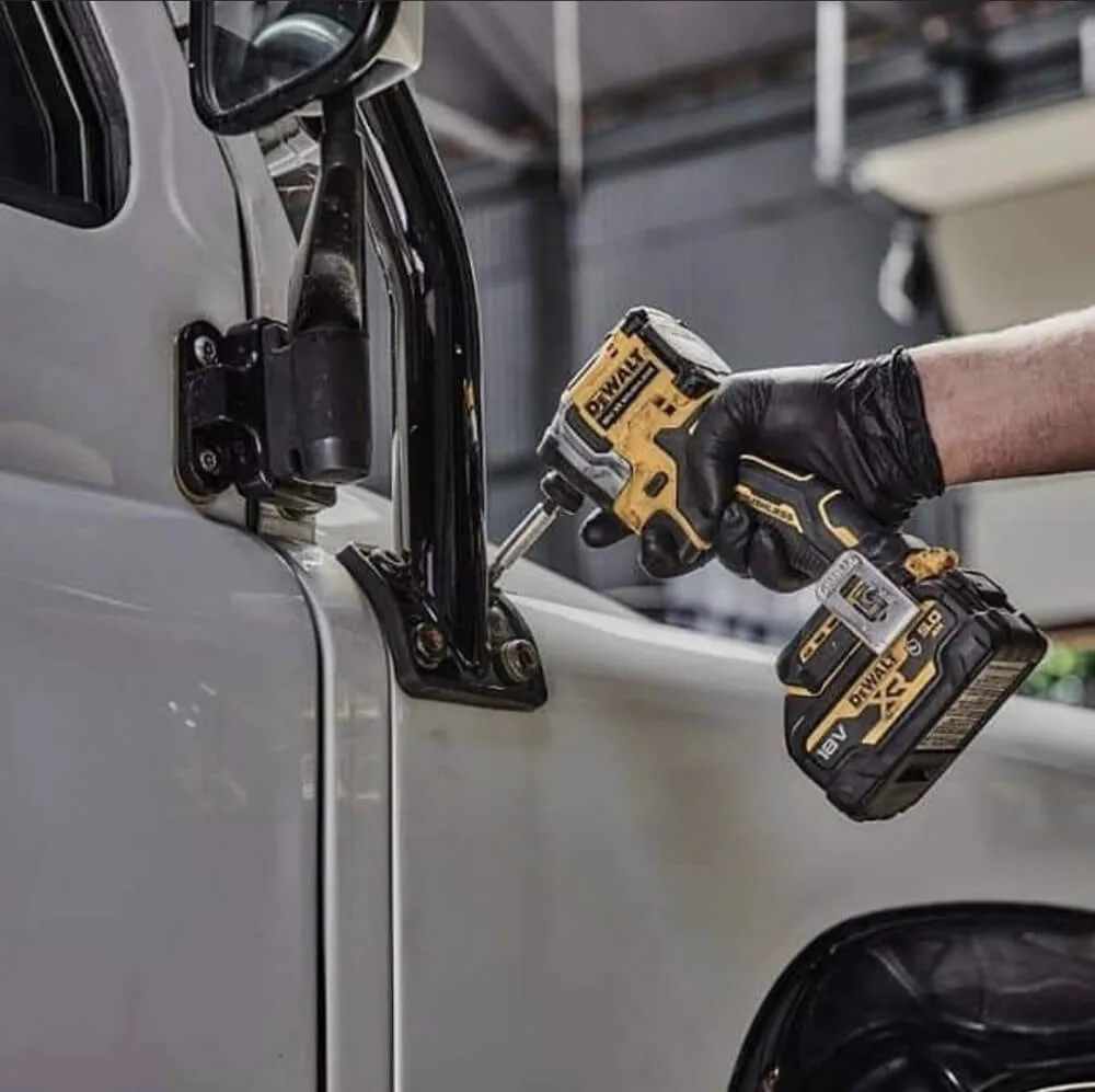 Аккумуляторный ударный безщеточный шуруповерт DeWALT DCF850NT.