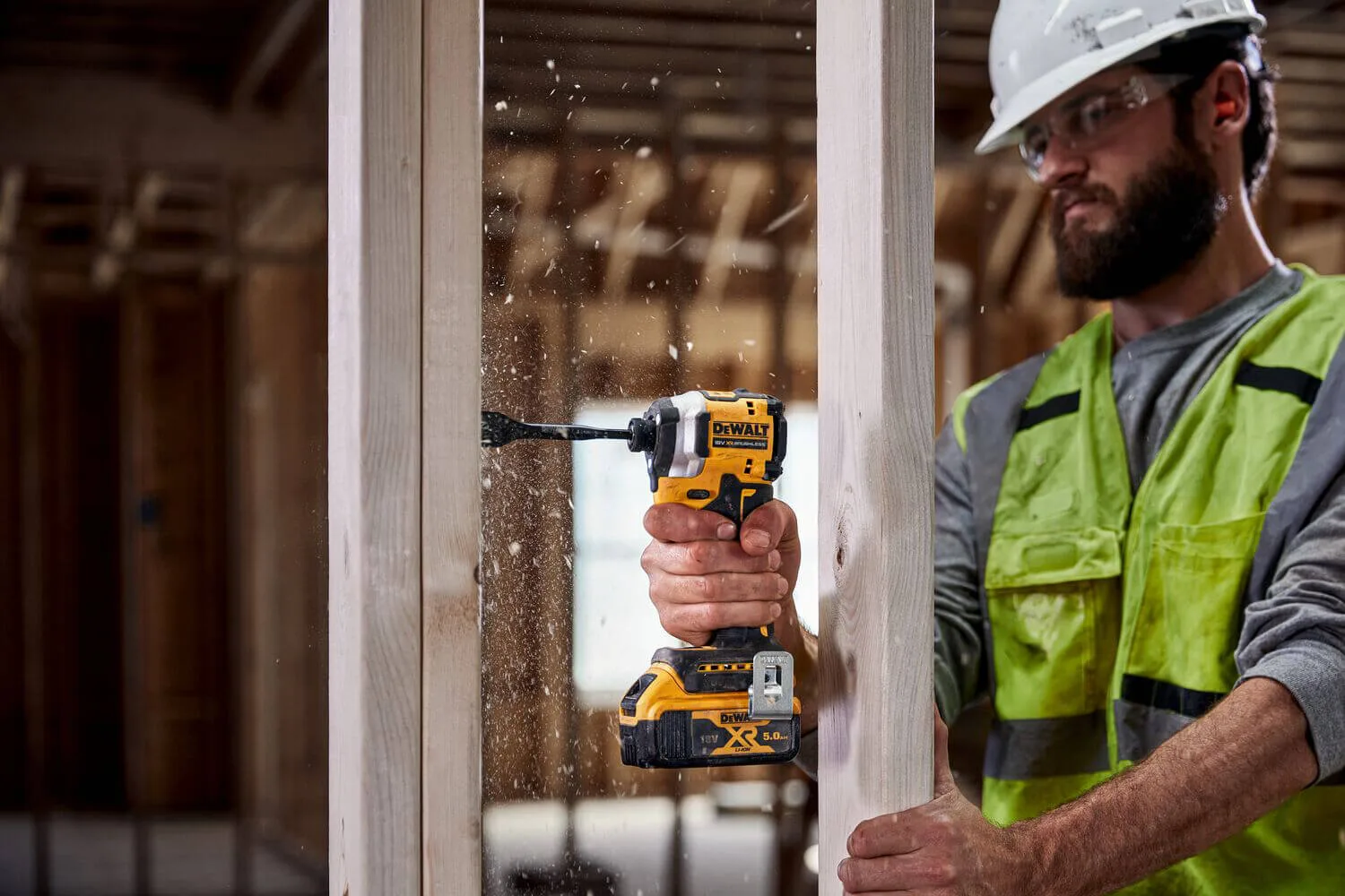 Аккумуляторный ударный шуруповерт DeWALT DCF850P2T с бесщеточным двигателем.