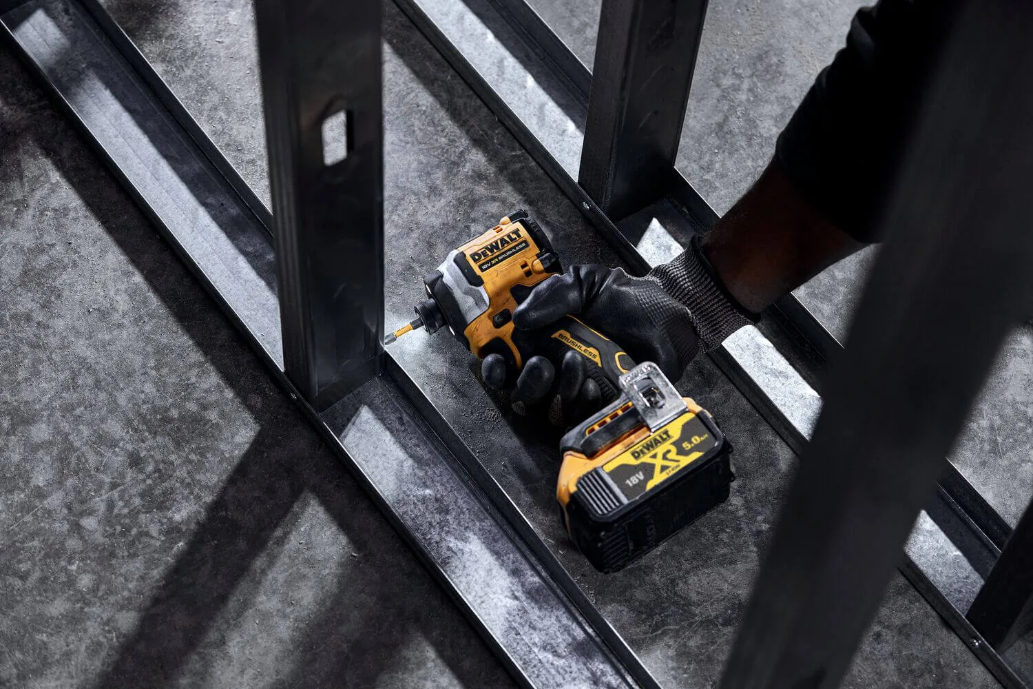 Аккумуляторный ударный шуруповерт DeWALT DCF850P2T с бесщеточным двигателем.