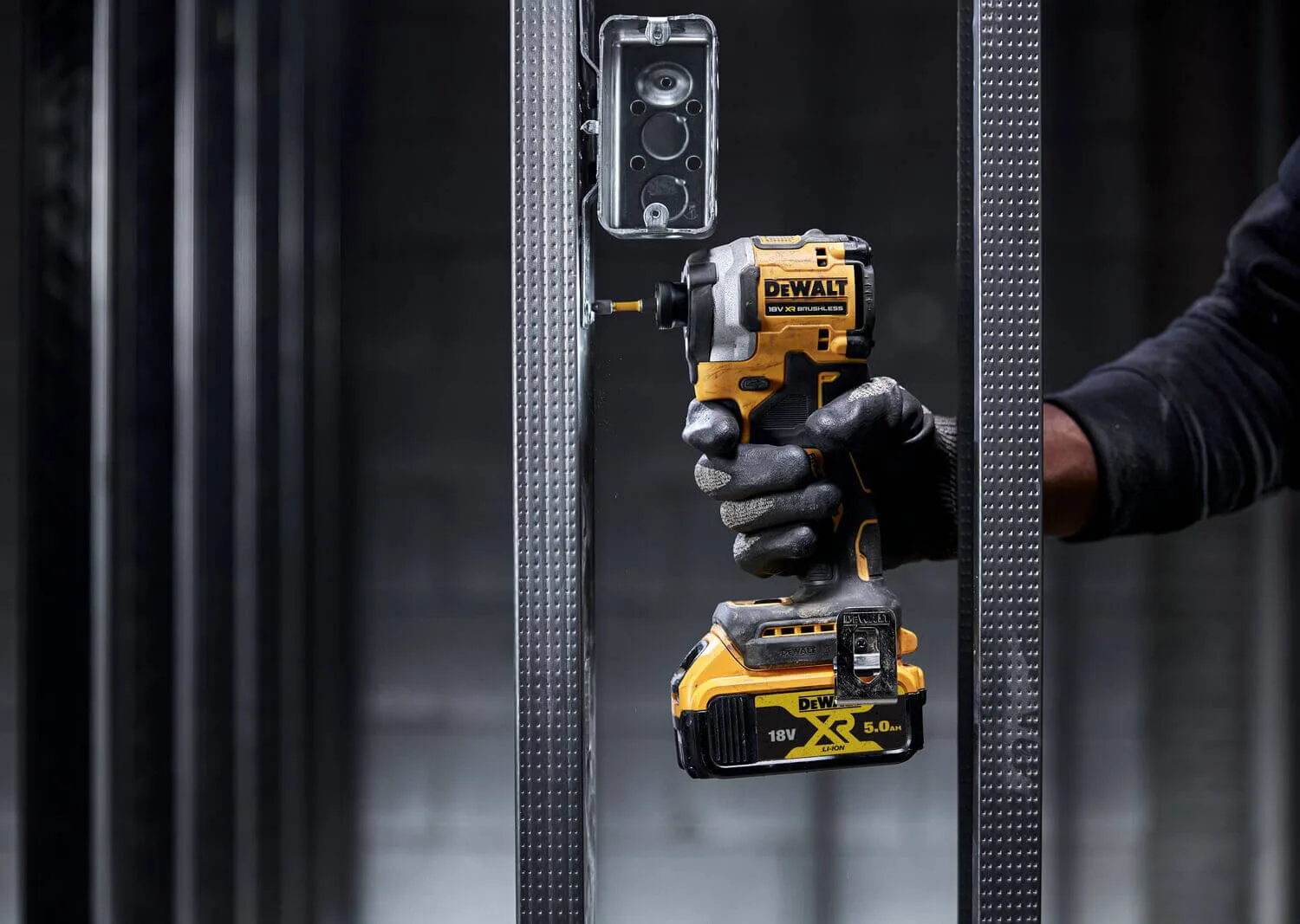 Аккумуляторный ударный шуруповерт DeWALT DCF850P2T с бесщеточным двигателем.