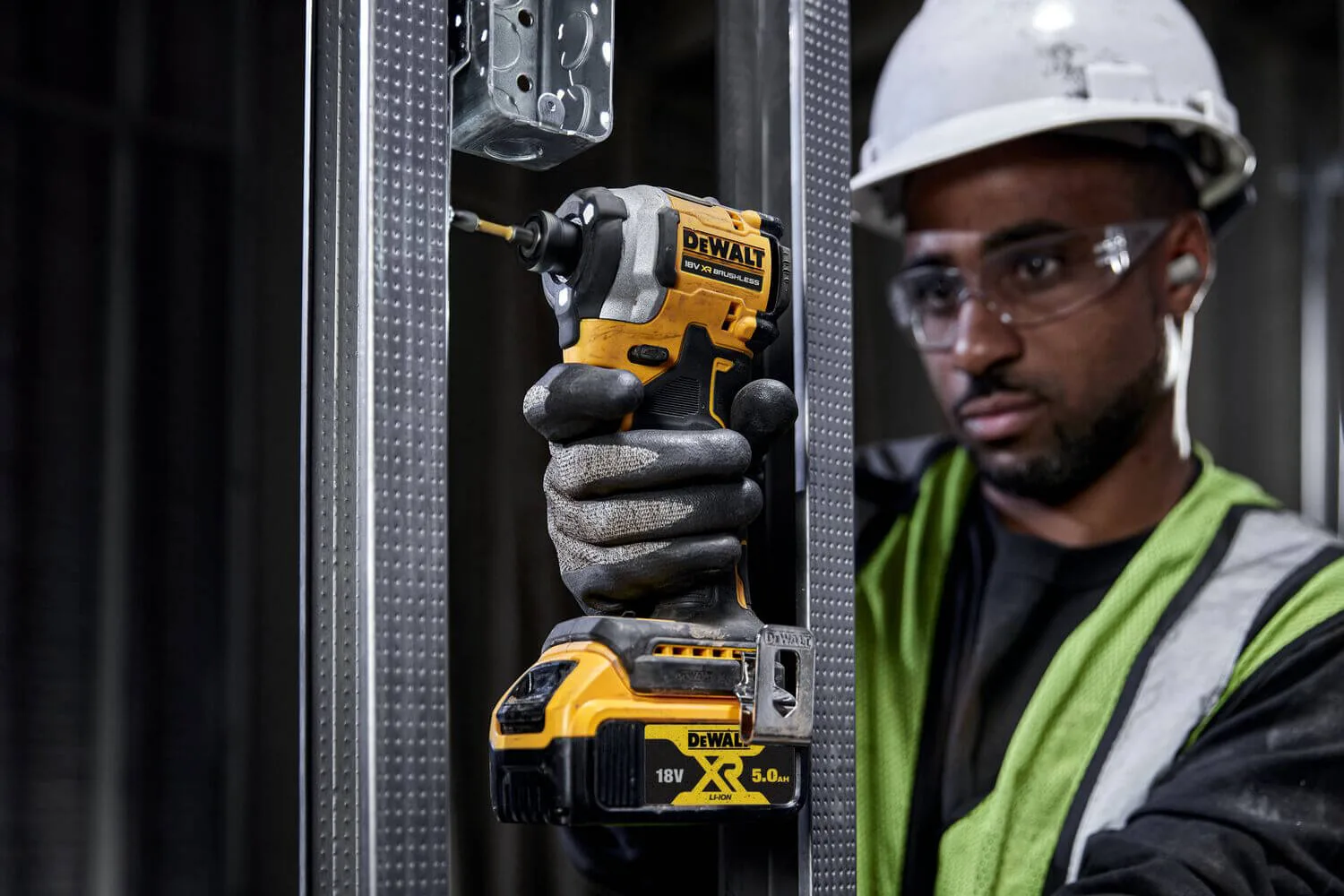 Аккумуляторный ударный шуруповерт DeWALT DCF850P2T с бесщеточным двигателем.