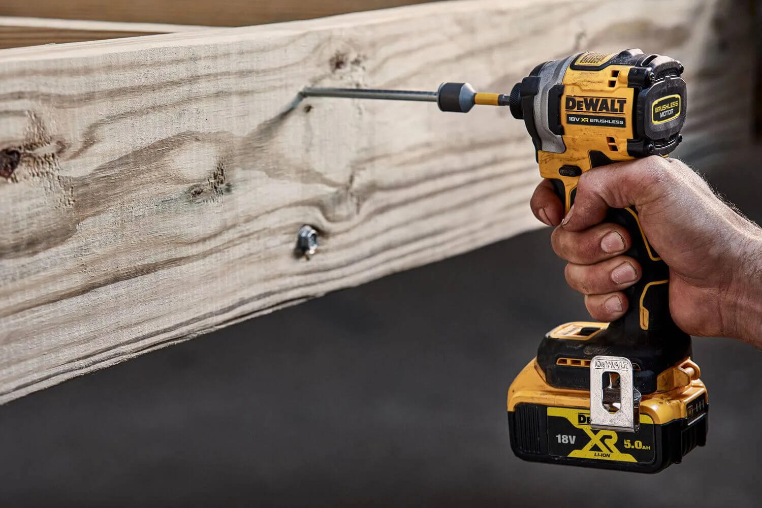 Аккумуляторный ударный шуруповерт DeWALT DCF850P2T с бесщеточным двигателем.