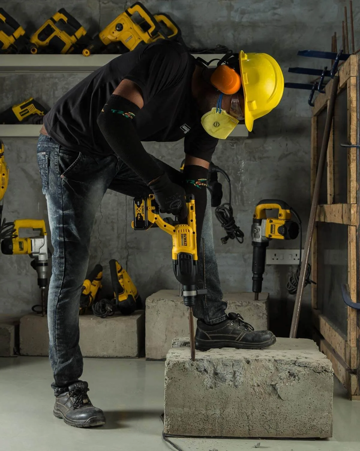 Акумуляторний перфоратор DeWalt DCH133M1