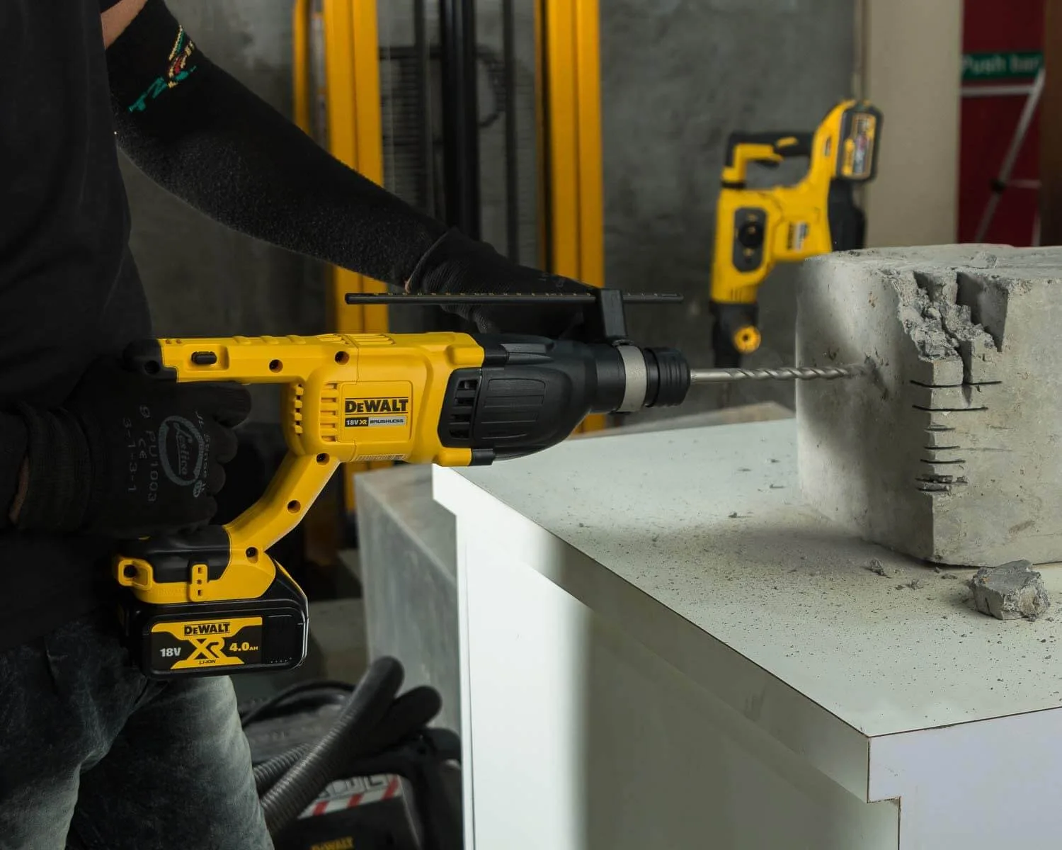 Акумуляторний перфоратор DeWalt DCH133M1