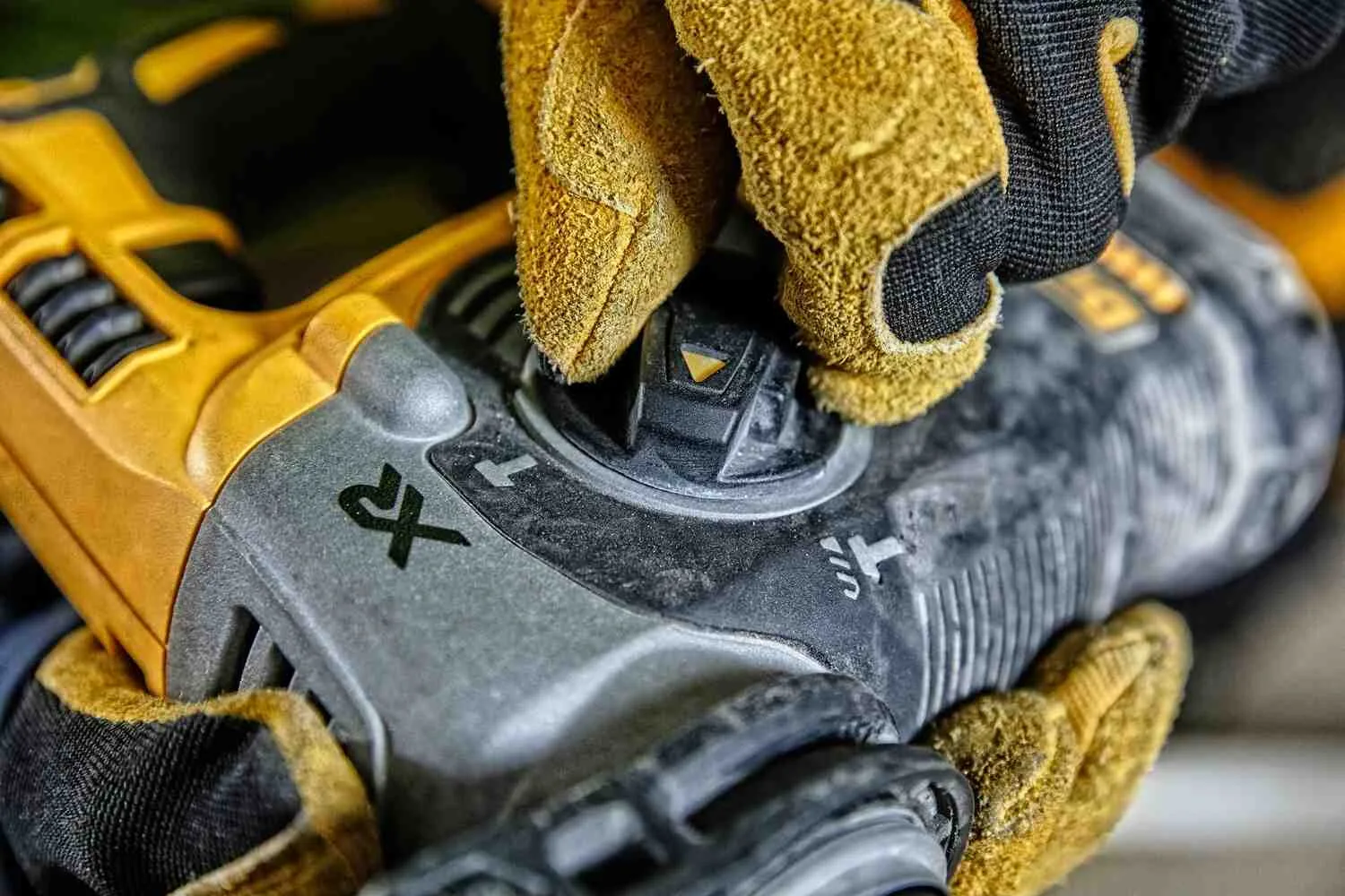 Аккумуляторный бесщеточный перфоратор SDS-Plus DeWALT DCH274P2T