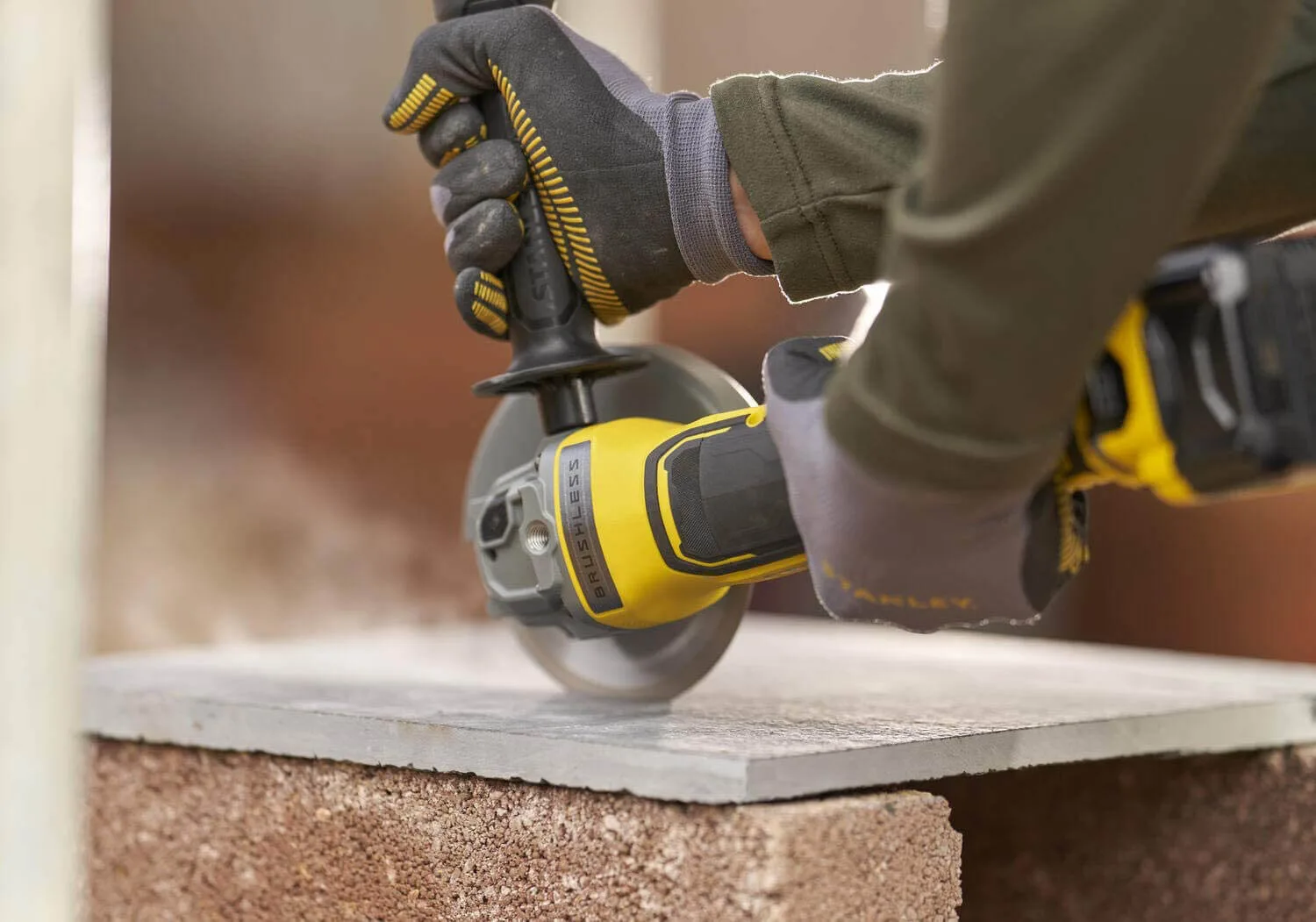 Аккумуляторная угловая шлифовальная машина STANLEY FATMAX SFMCG700B