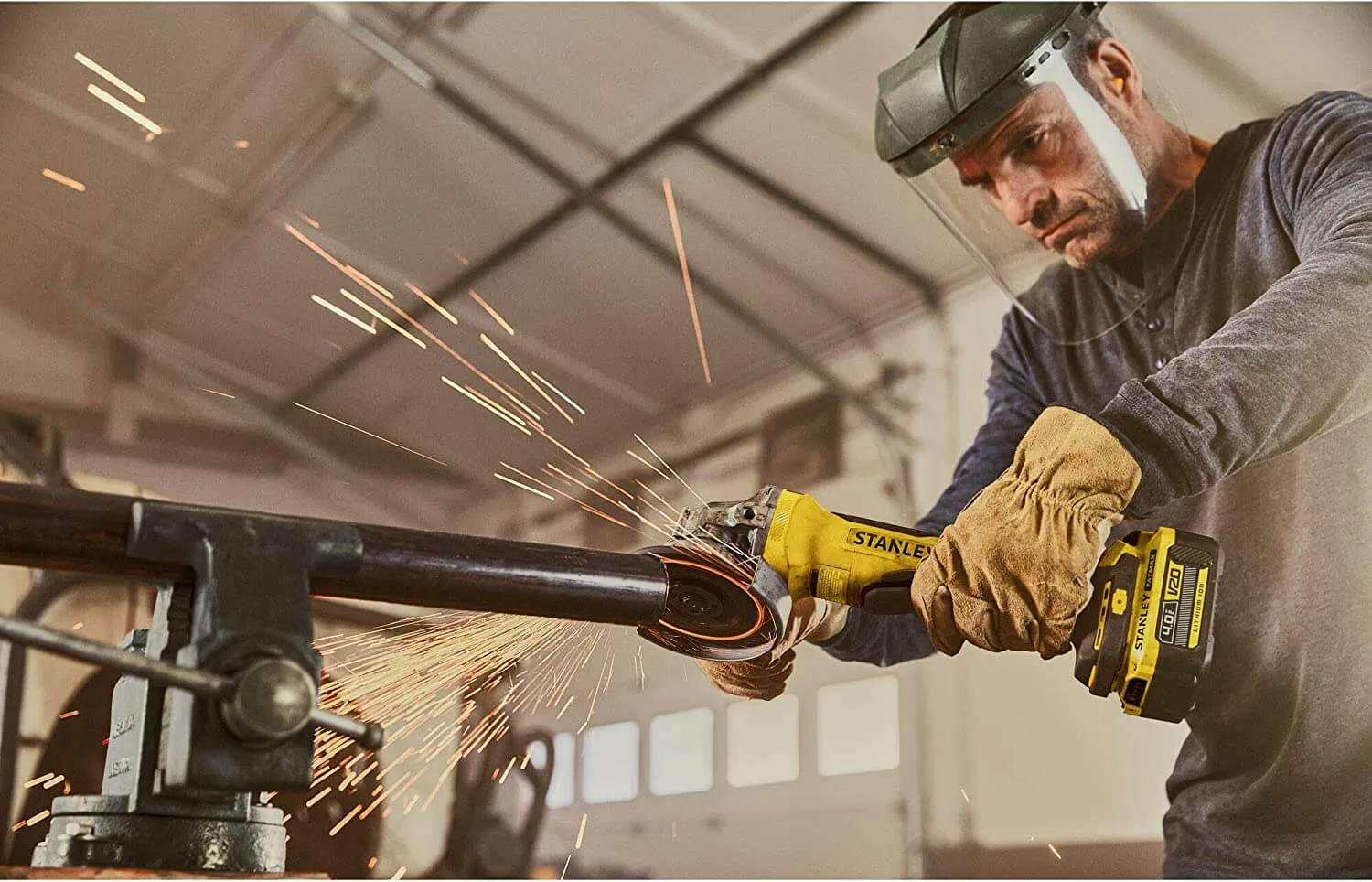Аккумуляторная угловая шлифовальная машина STANLEY FATMAX SFMCG700B