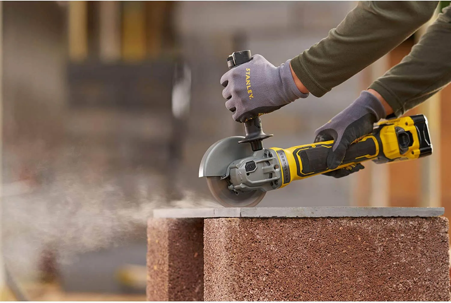 Аккумуляторная угловая шлифовальная машина STANLEY FATMAX SFMCG700B