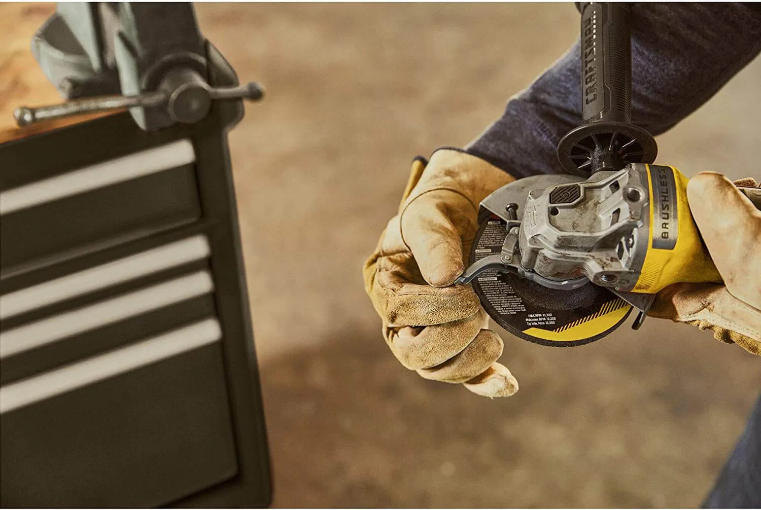 Аккумуляторная угловая шлифовальная машина STANLEY FATMAX SFMCG700B