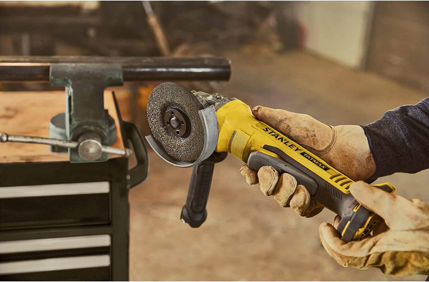 Аккумуляторная угловая шлифовальная машина STANLEY FATMAX SFMCG700B