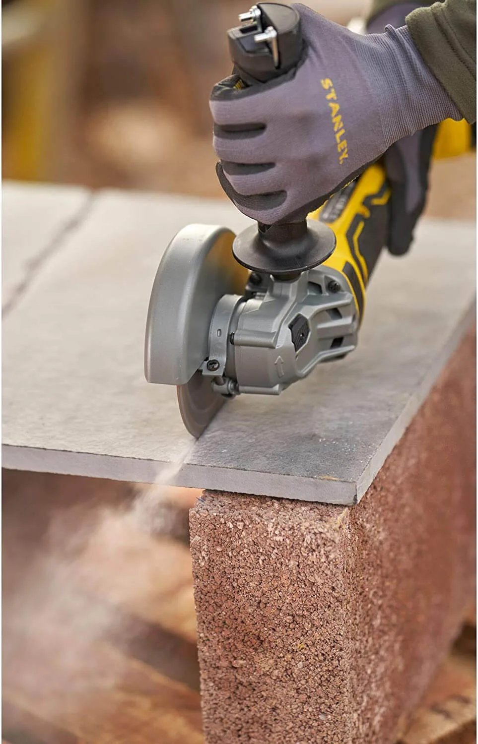 Аккумуляторная угловая шлифовальная машина STANLEY FATMAX SFMCG700B