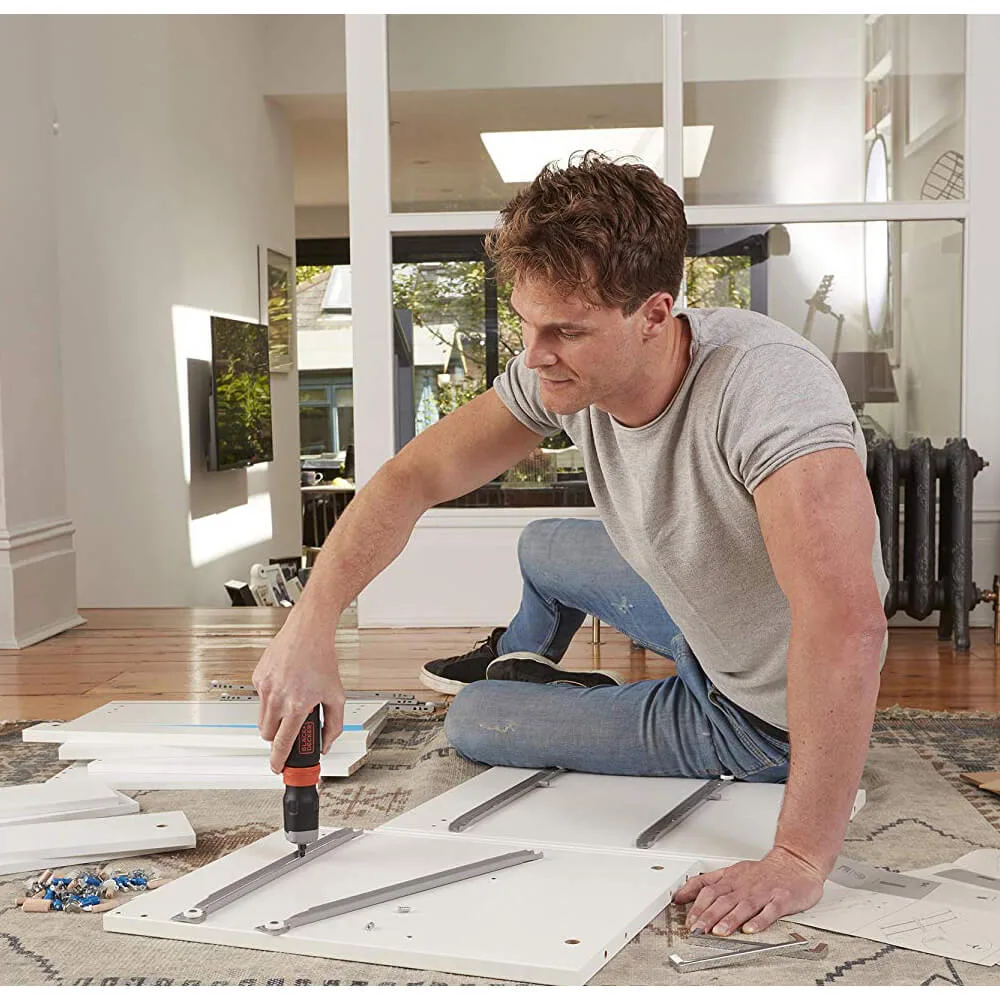 Аккумуляторная отвертка BLACK+DECKER BCF601C