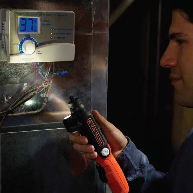 Аккумуляторная отвертка BLACK+DECKER BDCSFL20C