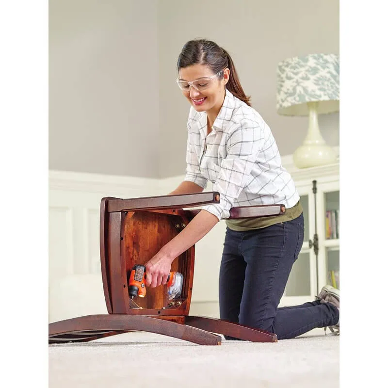 Аккумуляторная отвертка-фонарь BLACK+DECKER BDCSFS30C
