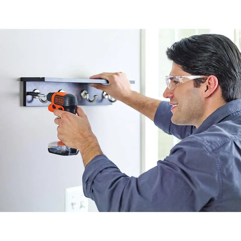 Аккумуляторная отвертка-фонарь BLACK+DECKER BDCSFS30C