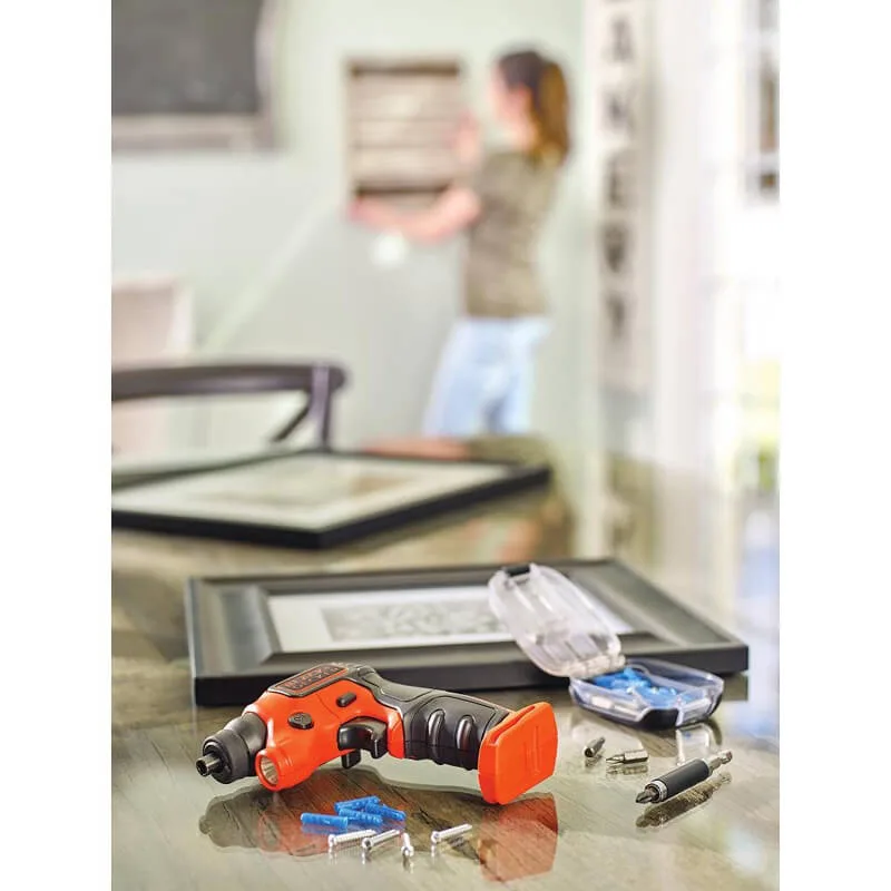 Аккумуляторная отвертка-фонарь BLACK+DECKER BDCSFS30C