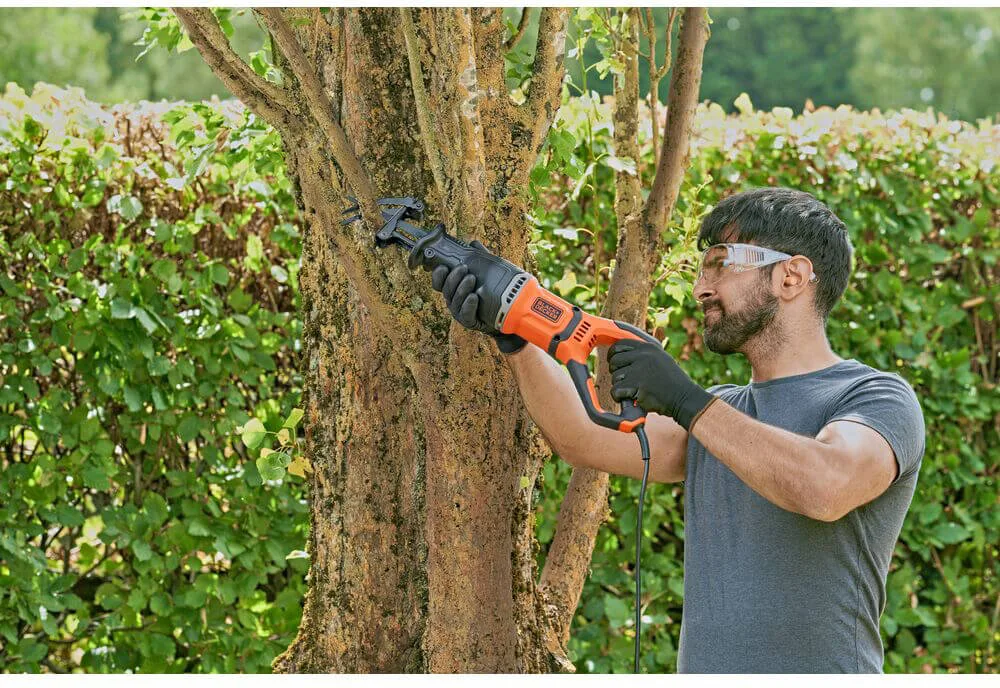 Пила шабельна мережева BLACK+DECKER BES301