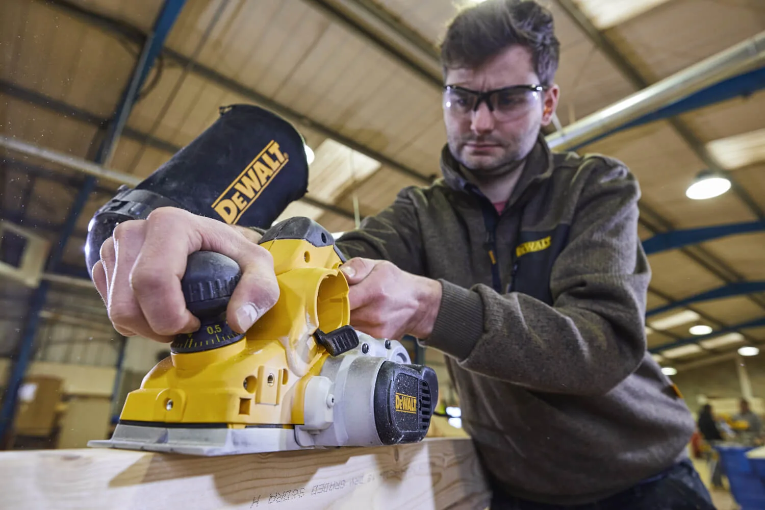 Электрорубанок DeWalt D26500