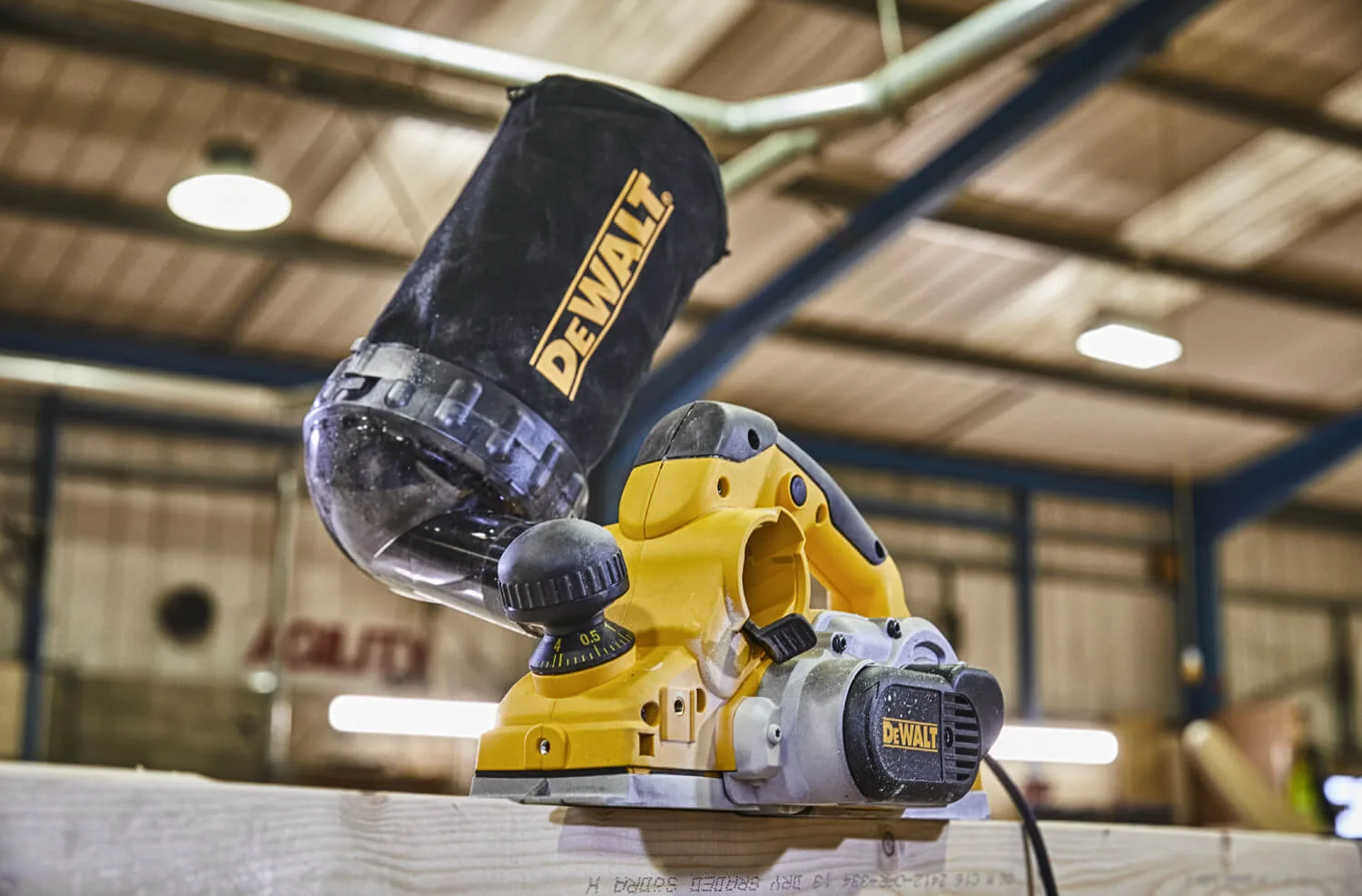 Электрорубанок DeWalt D26500