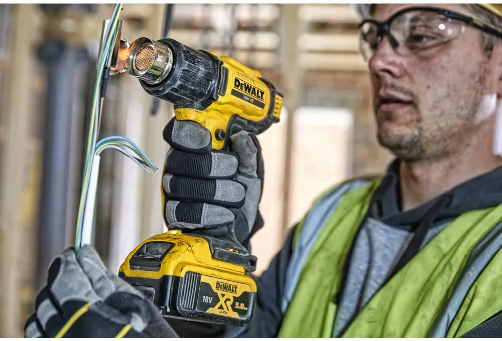 Аккумуляторный фен DeWALT DCE530N