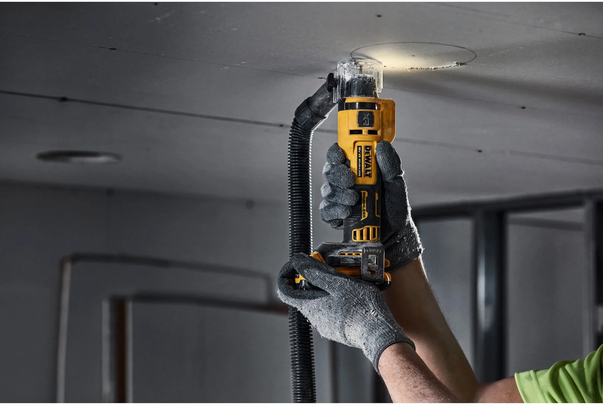 Аккумуляторная фрезерная машина для резки гипсокартона DeWALT DCE555N