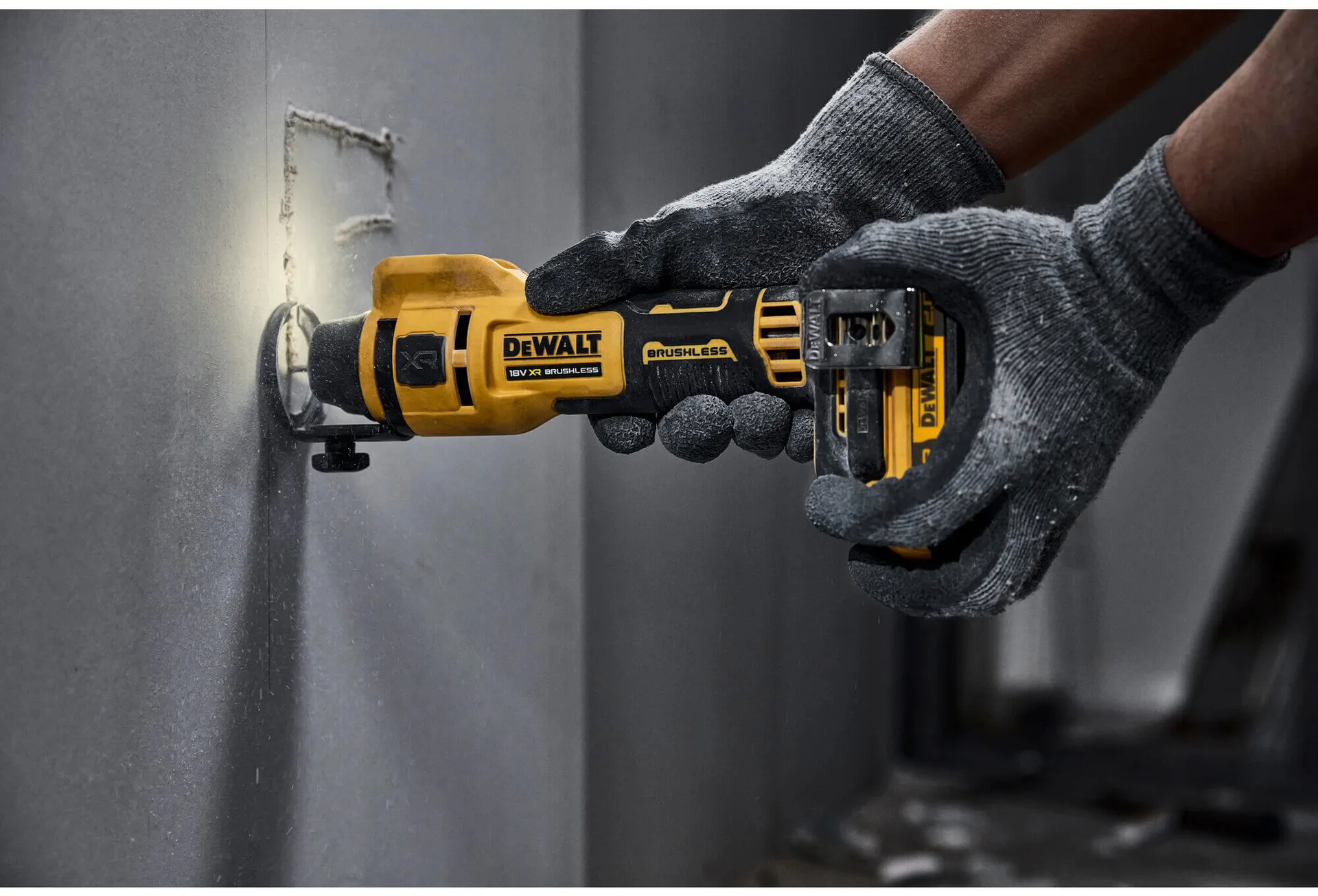 Аккумуляторная фрезерная машина для резки гипсокартона DeWALT DCE555N