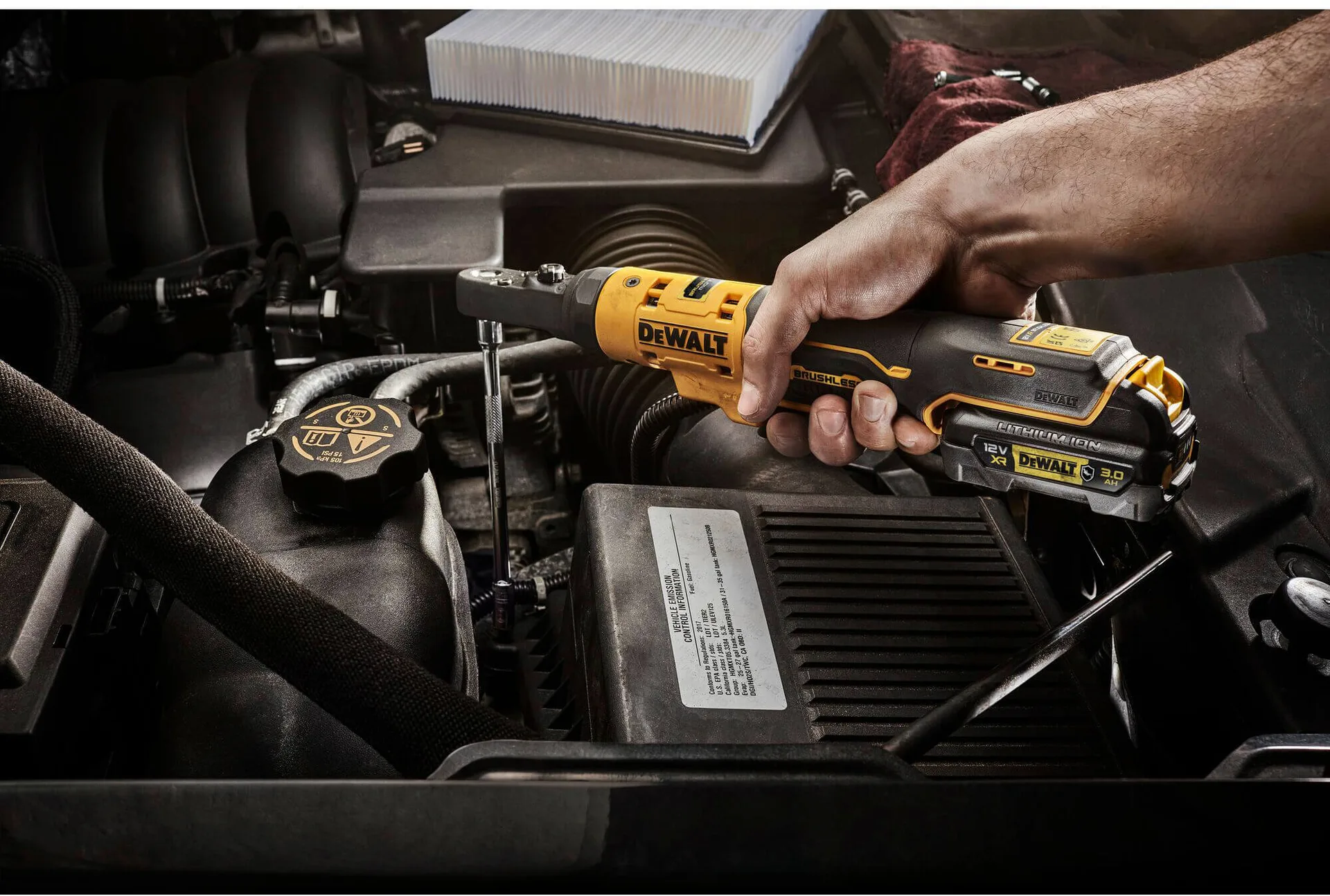 Угловой гайковерт - аккумуляторный бесщеточный ключ-трещотка DeWALT DCF500N