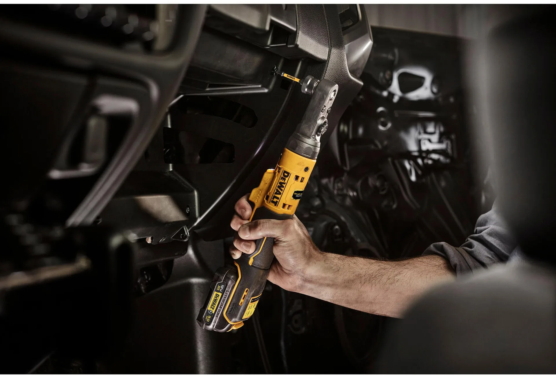 Угловой гайковерт - аккумуляторный бесщеточный ключ-трещотка DeWALT DCF500N