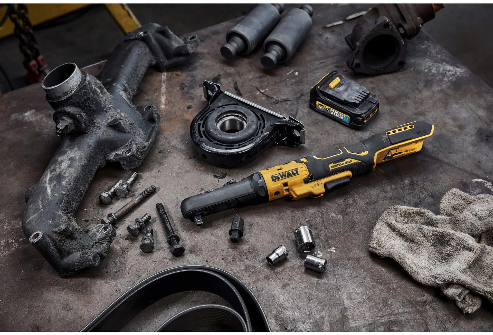 Угловой гайковерт - аккумуляторный бесщеточный ключ-трещотка DeWALT DCF510N