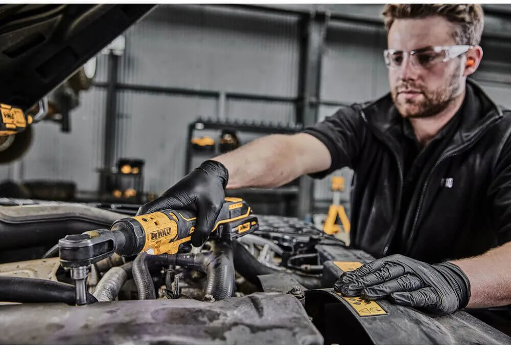Угловой гайковерт - аккумуляторный бесщеточный ключ-трещотка DeWALT DCF512N