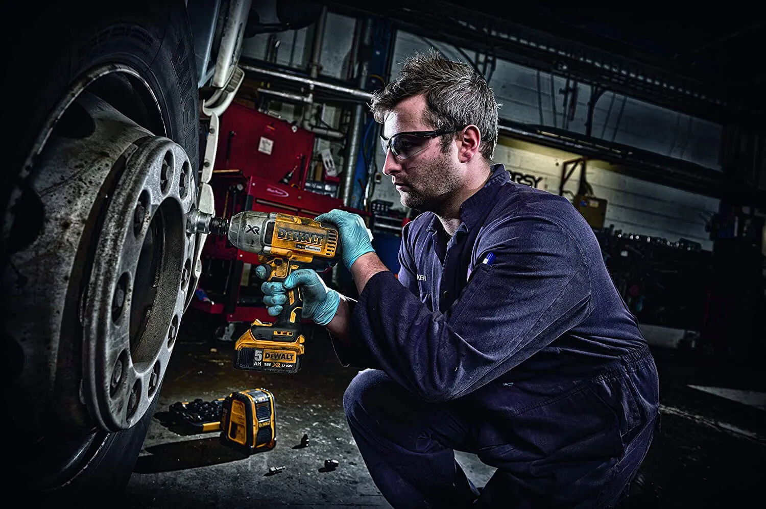 Аккумуляторный ударный гайковерт DeWalt DCF899N
