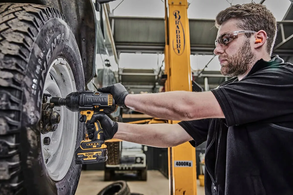 Ударный аккумуляторный бесщеточный DeWALT DCF900P2G