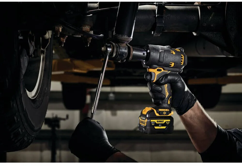 Ударный аккумуляторный бесщеточный гайковерт DeWALT DCF901P1G