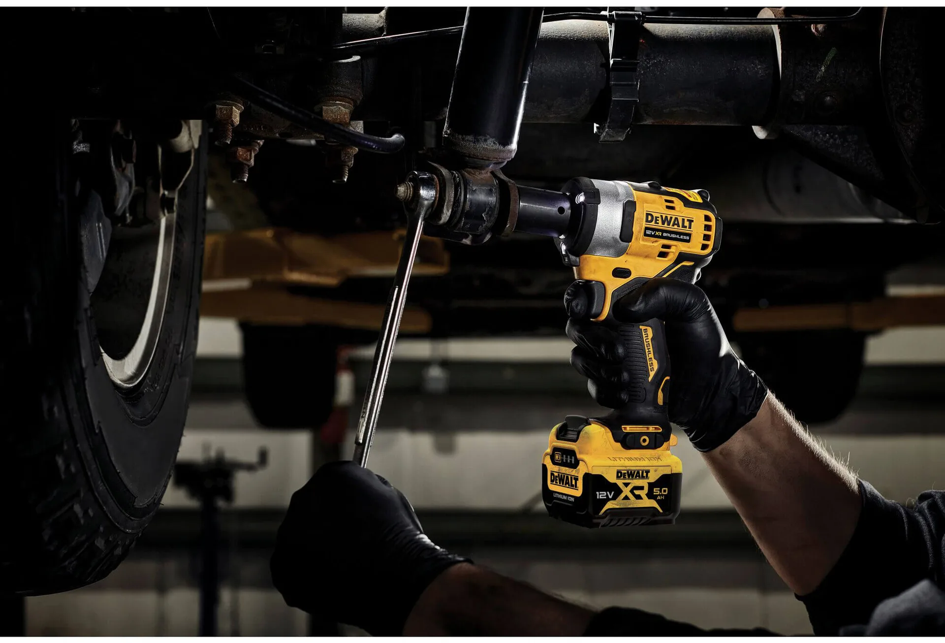 Ударный аккумуляторный бесщеточный гайковерт DeWALT DCF901P2
