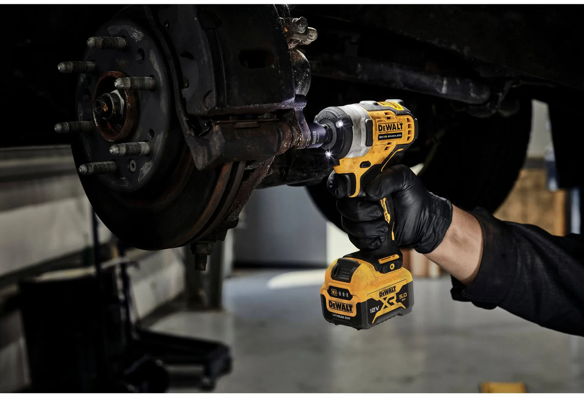 Ударный аккумуляторный бесщеточный гайковерт DeWALT DCF901P2