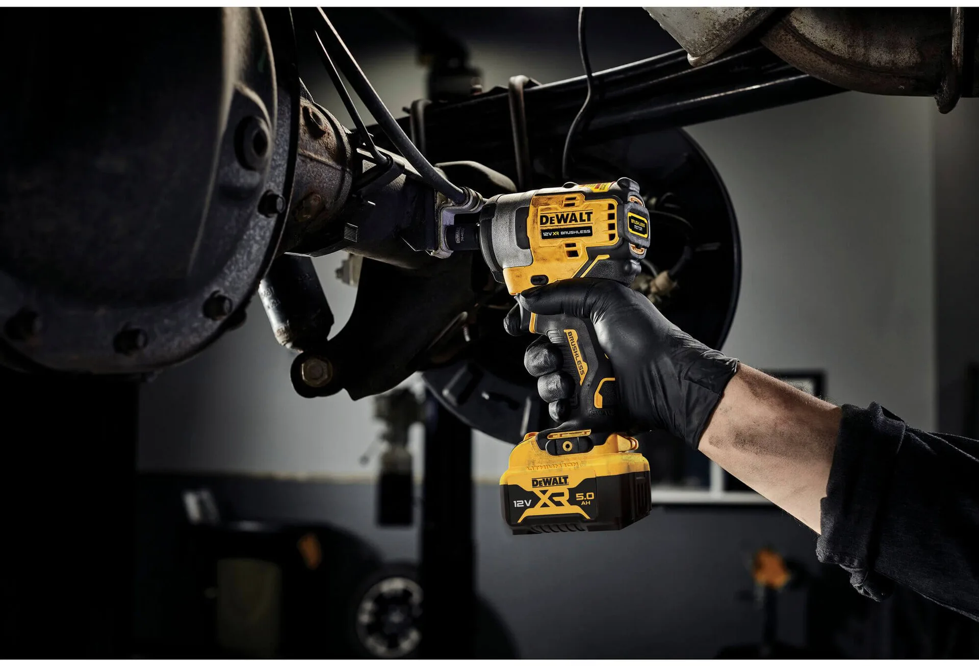 Ударный аккумуляторный бесщеточный гайковерт DeWALT DCF901P2